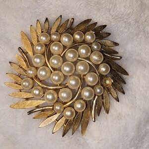 Vintage Trifari Gold-Tone Wreath Brooch with Faux Pearls – Elegant MCM EUC